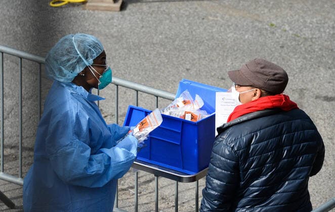 March 21, 2020, New York Brooklyn, USA: Doctor doing coronavirus test in patient. NYC coronavirus cases continue to grow with 5,683 infected, 43 dead. 03 21 20 New York, Brooklyn Brooklyn Hospital Center,1AV and 19ST. . New York Brooklyn USA - ZUMAs252 20200321_znp_s252_013 Copyright: xMarcusxSantosx