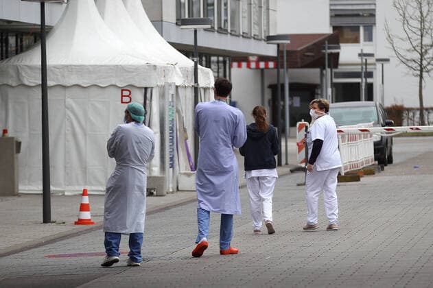 Freiburg topic picture Life in Freiburg im Breisgau with Coronavirus, Corona Virus, COVID 19 topic picture Life in Freiburg im Breisgau with Coronavirus, Corona Virus, COVID 19 University Hospital Freiburg im Breisgau, University Hospital Freiburg, Hospital Freiburg Emergency Room, white tent für Rapid test for Coronavirus positive, negative topic picture, feature picture, symbol picture Copyright: xFleigx xEibner-Pressefotox EP_dfg