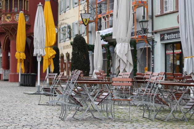 Freiburg Themed picture Life in Freiburg im Breisgau with Coronavirus, Corona Virus, COVID 19 Themed picture Life in Freiburg im Breisgau with Coronavirus, Corona Virus, COVID 19 Bars, Clubs, Pubs, Restaurants, Restaurants in Freiburg in Breisgau closed, Chairs are up, empty, completely empty, nobody there, no people, Muensterplatz without people, Themed picture, Feature picture, Symbol picture Copyright: xFleigx xEibner-Pressefotox EP_dfg