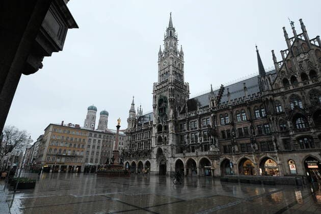 The deserted Marienplatz with the New Town Hall and the Mariensäule Restricted access in Bavaria due to corona pandemic Day 1, Munich on 21 03 2020
