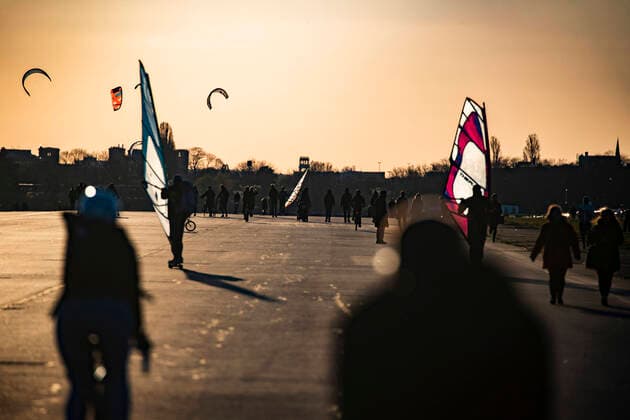 People enjoy the sun at Tempelhofer Feld in Berlin on 21 March 2020 The consequences of the corona virus COVID 19 can b