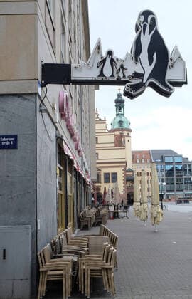 Leipzig, 21 03 2020, City of Leipzig, measures against the spread of the corona virus, closure of retail and public facilities, Leipzig deserted on a busy Saturday afternoon, in the picture penguin ice bar, in the background market place and old city hall,