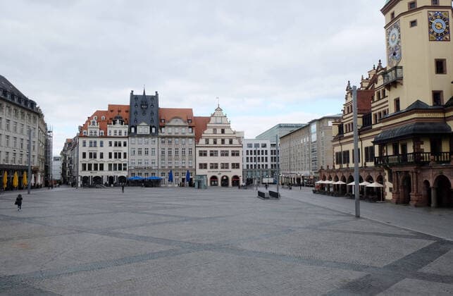 Leipzig, 21 03 2020, Leipzig city centre, measures against the spread of the corona virus, closure of retail and public facilities, Leipzig deserted on a busy Saturday afternoon, City Im Bild market place and old city hall,