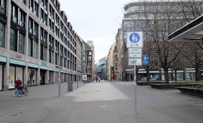 Leipzig, 21 03 2020, Leipzig city centre, measures against the spread of the corona virus, closure of retail and public facilities, Leipzig deserted on a busy Saturday afternoon, City Im Bild Petersstraße,