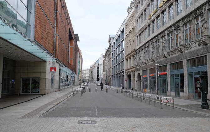 Leipzig, 21 03 2020, Leipzig city centre, measures against the spread of the corona virus, closure of retail and public facilities, Leipzig deserted on a busy Saturday afternoon, City Im Bild view of the shopping street Neumarkt ,