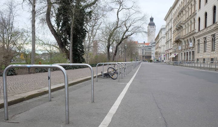 Leipzig, 21 03 2020, City of Leipzig, Measures against the spread of the corona virus, Closure of retail and public facilities, Leipzig deserted on a busy Saturday afternoon, City Schillerstraße, New City Hall in the background,
