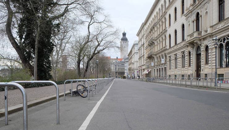 Leipzig, 21 03 2020, City of Leipzig, Measures against the spread of the corona virus, Closure of retail and public facilities, Leipzig deserted on a busy Saturday afternoon, City Schillerstraße, New City Hall in the background,