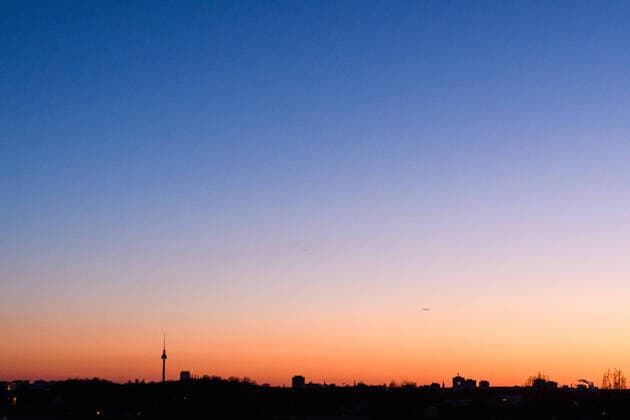 Bilder des Jahres 2020, News 03 März News Bilder des Tages Berlin, Sonnenuntergang Deutschland, Berlin - 21.03.2020: Im Bild ist der Sonnenuntergang am Abend in Berlin zu sehen. Berlin Berlin Deutschland *** Berlin, Sunset Germany, Berlin 21 03 2020 The picture shows the sunset in the evening in Berlin Berlin Berlin Germany