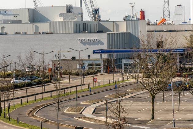 Volvo cars suspends production in Europe and US Volvo suspends car production in Europe and the US. The Chinese-owned Swedish auto maker Volvo Cars said Friday it would temporarily halt production, Production at the carmaker s Belgian plant in Ghent was stopped on Tuesday, and three facilities in Sweden as well as the factory in South Carolina, US. Some 25,000 employees would be affected in Sweden, and 6,500 and 1,500 in Belgium and the US respectively. Gent Belgium Copyright: JonathanxRaa