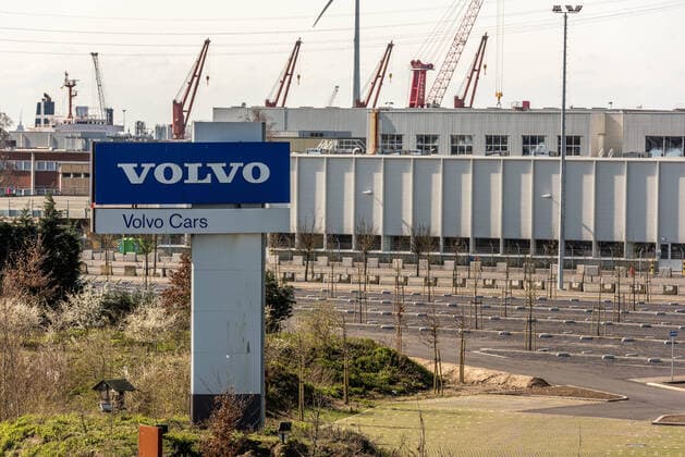 Volvo cars suspends production in Europe and US Volvo suspends car production in Europe and the US. The Chinese-owned Swedish auto maker Volvo Cars said Friday it would temporarily halt production, Production at the carmaker s Belgian plant in Ghent was stopped on Tuesday, and three facilities in Sweden as well as the factory in South Carolina, US. Some 25,000 employees would be affected in Sweden, and 6,500 and 1,500 in Belgium and the US respectively. Gent Belgium Copyright: JonathanxRaa