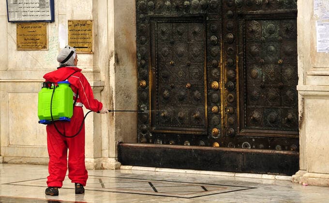 News Bilder des Tages March 21, 2020, Damascus, Damascus, Syrian Arab Republic: Syrian workers disinfect the old market, as a preventive measure amid fears of the spread of the coronavirus, in Damascus, Syria, on March 21, 2020. Even though no cases of coronavirus Covid-19 have yet been reported in the city, some people prefer to take precautionary measures Damascus Syrian Arab Republic - ZUMAap3_ 20200321_zaf_ap3_070 Copyright: xOmarxEstwanix
