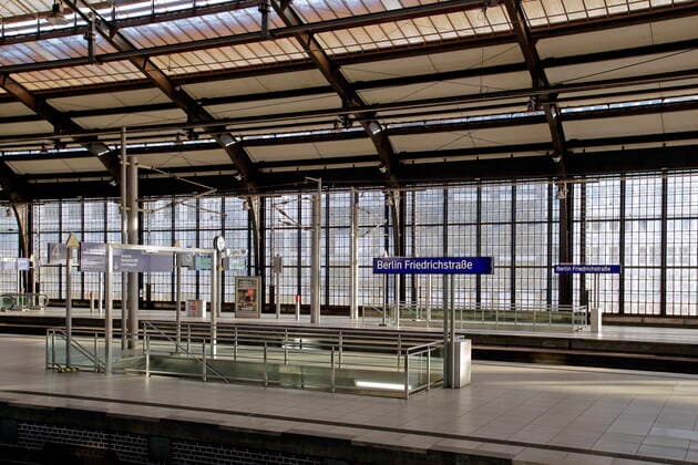 21 03 2020, Berlin, Germany Corona Crisis Photo Empty platforms in Friedrichstrasse station