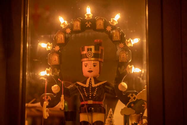 200321 Zeichen. Erzgebirge setzt ein Zeichen gegen Corona. Die Weihnachzeit ist längst vorbei und die Schwibbbögen und Bergmänner verstaut auf dem Boden. Da kam Marc Schmidt eine Idee der Solidarität. Wir können wir aus dem Erzgebirge aller Menschen auf der Welt ein Zeichen setzen? Um 21 Uhr 23 Uhr sollen die Schwibbbögen und Bergmänner in den Fenstern im Erzgebirge funkeln. Die Schwibbbögen erinnern im Erzgebirge einer tiefen Tradition. Sie sollen Frieden und Besinnlichkeit wiederspiegeln. Genau jenes benötigen wir jetzt. Mandy Frank schaltete ihren gegen 19 Uhr ein: Haltet durch an alle Arbeiter und die für uns da sind und liebe Jugend trefft euch nicht, bleibt daheim! Auch Angelique Fleischer stellte ihren Schwibbbogen auf. Er leuchtete auch seit heute Abend im Fenster. Auch sie sagte: Ihr Jugend, ihr lernte jetz