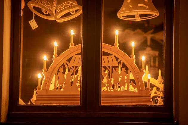 200321 Zeichen. Erzgebirge setzt ein Zeichen gegen Corona. Die Weihnachzeit ist längst vorbei und die Schwibbbögen und Bergmänner verstaut auf dem Boden. Da kam Marc Schmidt eine Idee der Solidarität. Wir können wir aus dem Erzgebirge aller Menschen auf der Welt ein Zeichen setzen? Um 21 Uhr 23 Uhr sollen die Schwibbbögen und Bergmänner in den Fenstern im Erzgebirge funkeln. Die Schwibbbögen erinnern im Erzgebirge einer tiefen Tradition. Sie sollen Frieden und Besinnlichkeit wiederspiegeln. Genau jenes benötigen wir jetzt. Mandy Frank schaltete ihren gegen 19 Uhr ein: Haltet durch an alle Arbeiter und die für uns da sind und liebe Jugend trefft euch nicht, bleibt daheim! Auch Angelique Fleischer stellte ihren Schwibbbogen auf. Er leuchtete auch seit heute Abend im Fenster. Auch sie sagte: Ihr Jugend, ihr lernte jetz
