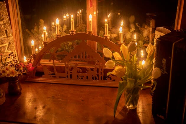 200321 Zeichen. Erzgebirge setzt ein Zeichen gegen Corona. Die Weihnachzeit ist längst vorbei und die Schwibbbögen und Bergmänner verstaut auf dem Boden. Da kam Marc Schmidt eine Idee der Solidarität. Wir können wir aus dem Erzgebirge aller Menschen auf der Welt ein Zeichen setzen? Um 21 Uhr 23 Uhr sollen die Schwibbbögen und Bergmänner in den Fenstern im Erzgebirge funkeln. Die Schwibbbögen erinnern im Erzgebirge einer tiefen Tradition. Sie sollen Frieden und Besinnlichkeit wiederspiegeln. Genau jenes benötigen wir jetzt. Mandy Frank schaltete ihren gegen 19 Uhr ein: Haltet durch an alle Arbeiter und die für uns da sind und liebe Jugend trefft euch nicht, bleibt daheim! Auch Angelique Fleischer stellte ihren Schwibbbogen auf. Er leuchtete auch seit heute Abend im Fenster. Auch sie sagte: Ihr Jugend, ihr lernte jetz