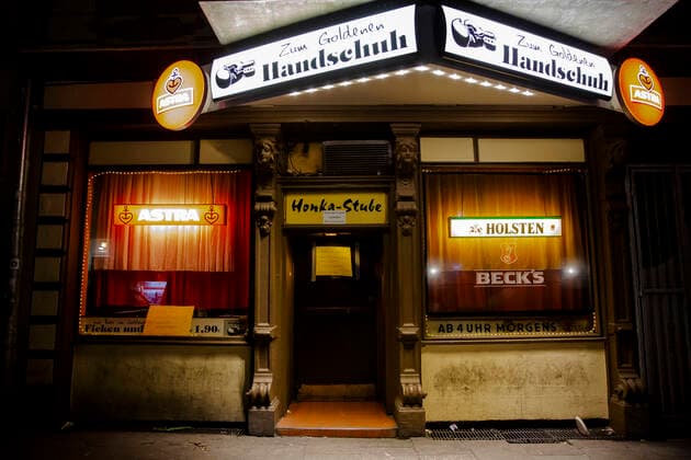 In accordance with the general decree for the containment of the coronavirus in Hamburg, all pubs and discotheques, among others, are closed with immediate effect The closed pub Zum Goldenen Handschuh on Saturday, 21 March 2020 Hamburg Measures for the containment of the coronavirus