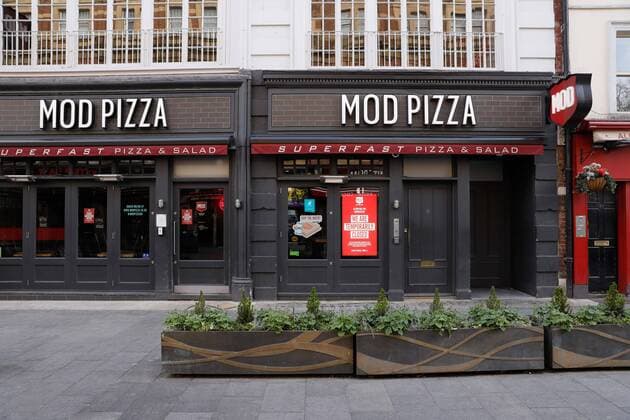 (200321) -- LONDON, March 21, 2020 (Xinhua) -- Photo taken on March 21, 2020 shows a closed restaurant in central London, Britain. As of 9a.m. (0900GMT) on Saturday, 72,818 people have been tested in Britain, of which 67,800 were confirmed negative and 5,018 were confirmed positive. 233 patients in the country who tested positive for the virus have died. (Photo by Tim Ireland Xinhua) BRITAIN-LONDON-COVID-19 
