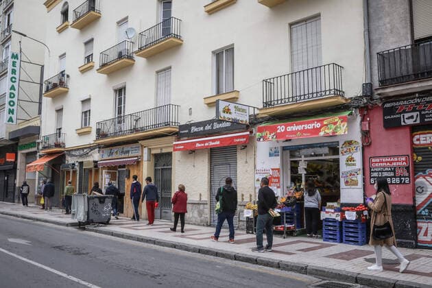March 21, 2020: March 21, 2020 (Malaga) Take out the dog ,make the purchase are the only esxcusas to be on the street in the state of alarm of Spain. Despite this, there are still queues at the doors of the supermarkets in Malaga, where the star product is toilet paper and basic necessities. These are consequences of the Coronavirus. - ZUMAc161 20200321_zap_c161_072 Copyright: xLorenzoxCarnerox