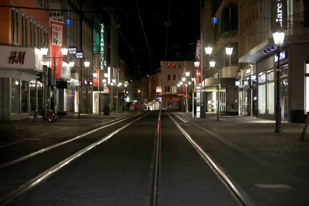 Wuerzburg, City, 21 03 2020, Coronavirus, catastrophe in Bavaria, exit restrictions Picture From 9 p.m. onwards, no more people are in their otherwise full places, the city seems eerie, The citizens adhere to the provisional exit restrictions of the Bavarian State Ministry of Health and Care Copyright: HMBxMedia xHeikoxBecker