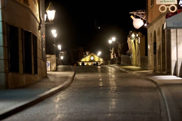 Wuerzburg, City, 21 03 2020, Coronavirus, catastrophe in Bavaria, exit restrictions Picture From 9 p.m. onwards, no more people are in their otherwise full places, the city seems eerie, The citizens adhere to the provisional exit restrictions of the Bavarian State Ministry of Health and Care Copyright: HMBxMedia xHeikoxBecker