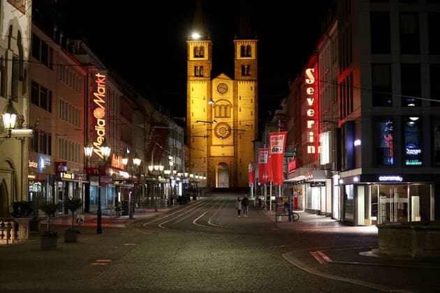 Wuerzburg, City, 21 03 2020, Coronavirus, catastrophe in Bavaria, exit restrictions Picture From 9 p.m. onwards, no more people are in their otherwise full places, the city seems eerie, The citizens adhere to the provisional exit restrictions of the Bavarian State Ministry of Health and Care Copyright: HMBxMedia xHeikoxBecker