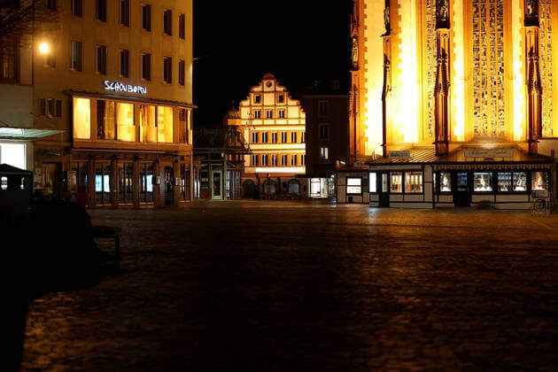 Wuerzburg, City, 21 03 2020, Coronavirus, catastrophe in Bavaria, exit restrictions Picture From 9 p.m. onwards, no more people are in their otherwise full places, the city seems eerie, The citizens adhere to the provisional exit restrictions of the Bavarian State Ministry of Health and Care Copyright: HMBxMedia xHeikoxBecker