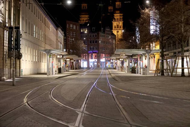 Wuerzburg, City, 21 03 2020, Coronavirus, catastrophe in Bavaria, exit restrictions Picture From 9 p.m. onwards, no more people are in their otherwise full places, the city seems eerie, The citizens adhere to the provisional exit restrictions of the Bavarian State Ministry of Health and Care Copyright: HMBxMedia xHeikoxBecker