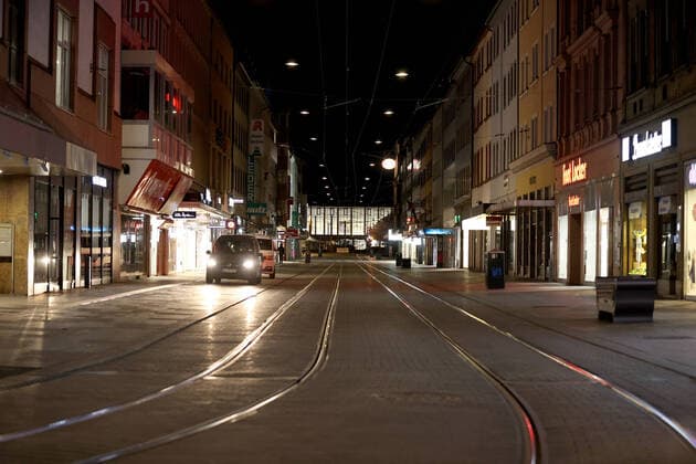 Wuerzburg, City, 21 03 2020, Coronavirus, catastrophe in Bavaria, exit restrictions Picture From 9 p.m. onwards, no more people are in their otherwise full places, the city seems eerie, The citizens adhere to the provisional exit restrictions of the Bavarian State Ministry of Health and Care Copyright: HMBxMedia xHeikoxBecker