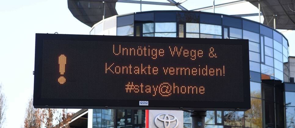 Berlin in der Phase der Coronavirus-Krise, im Bild: Hinweistafel an der Stralauer Allee, Unnötige Wege & Kontakte vermeiden!, stay@home, 21.03. 2020, Copyright: xMatthiasxKochx