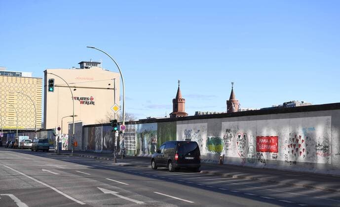 Berlin in der Phase der Coronavirus-Krise, im Bild: leere East Side Gallery, hinten die Oberbaumbrücke, 21.03. 2020, Copyright: xMatthiasxKochx