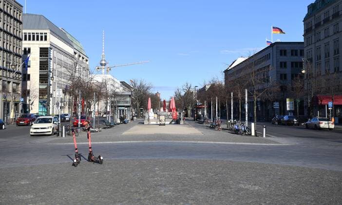 Berlin in der Phase der Coronavirus-Krise, im Bild: leerer Pariser Platz am Brandenburger Tor, hinten Unter den Linden und Fernsehturm, 21.03. 2020, Copyright: xMatthiasxKochx