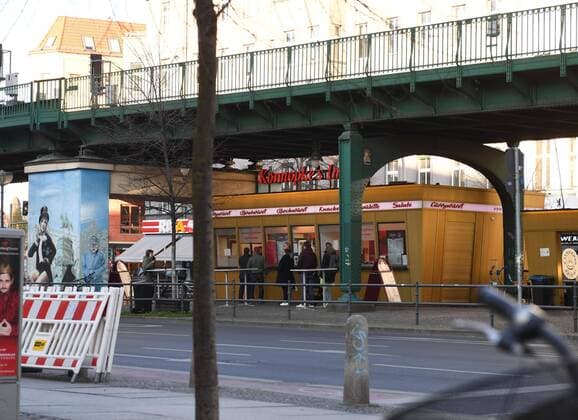 Berlin in der Phase der Coronavirus-Krise, im Bild: wenige Menschen stehen bei Konnopkes Imbiss an, 21.03. 2020, Copyright: xMatthiasxKochx