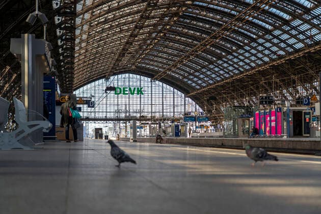 Effects of the coronavirus crisis, empty tracks at the main station, Cologne, Germany, Corona crisis