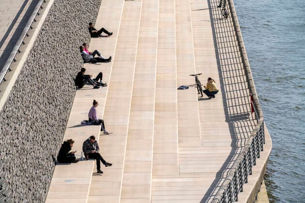 Effects of the coronavirus crisis, Rhine promenade, Rhine boulevard, on the Deutzer Ufer, few people with much distance between each other in the spring sun, Cologne, Germany, corona crisis