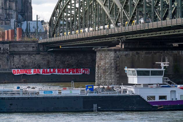Effects of the coronavirus crisis, Thank you Banner am Rheinufer, Hohenzollern Brücke, Cologne, Germany, Corona crisis