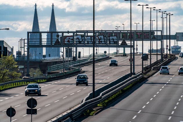 Effects of the coronavirus crisis, little traffic on the urban motorway B 55a, Cologne Cathedral, Cologne, Germany, corona crisis