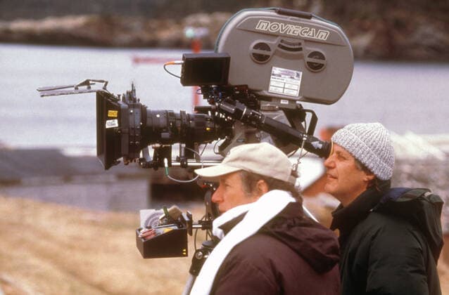 THE SHIPPING NEWS, from left: cinematographer Oliver Stapleton, director Lasse Hallstrom, on set, 2001. Miramax courtesy Everett Collection Miramax Courtesy Everett Collection !ACHTUNG AUFNAHMEDATUM GESCHÃ„TZT! PUBLICATIONXNOTxINxCANxCHNxFRAxITAxJPNxNORxPOLxRUSxESPxUKxUSA Copyright: xMiramax CourtesyxEverettxCollectionx MCDSHNE EC021