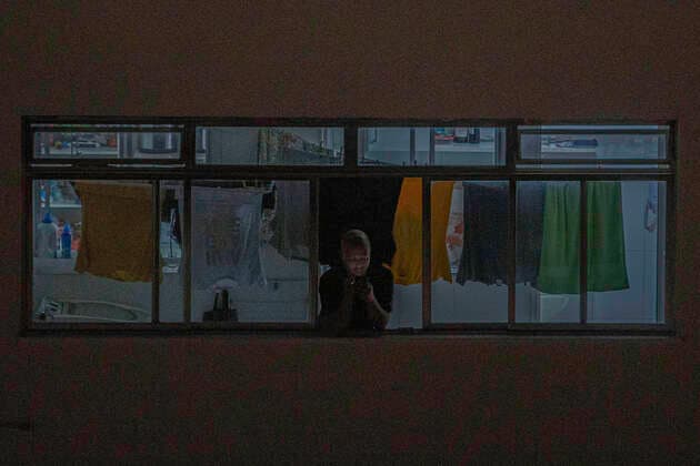 SÃO PAULO, SP - 21.03.2020: PESSOAS PERMANECEM EM CASA EM SP - People are seen at home in a neighborhood on the south side of São Paulo on Saturday night (21). New & 39;potp; 39; 39; were registered in protest against President Jair Bolsonaro. The city will be quarant this Tuesdaesday as a preventive measure in the fight against the new Corona Virus. x1896005x  BrunoxRocha