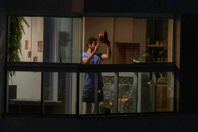 SÃO PAULO, SP - 21.03.2020: PESSOAS PERMANECEM EM CASA EM SP - People are seen at home in a neighborhood on the south side of São Paulo on Saturday night (21). New & 39;potp; 39; 39; were registered in protest against President Jair Bolsonaro. The city will be quarant this Tuesdaesday as a preventive measure in the fight against the new Corona Virus. x1896006x  BrunoxRocha
