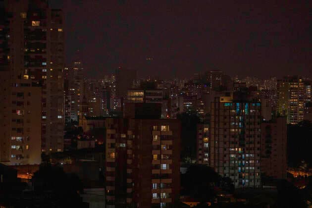 SÃO PAULO, SP - 21.03.2020: PESSOAS PERMANECEM EM CASA EM SP - People are seen at home in a neighborhood on the south side of São Paulo on Saturday night (21). New & 39;potp; 39; 39; were registered in protest against President Jair Bolsonaro. The city will be quarant this Tuesdaesday as a preventive measure in the fight against the new Corona Virus. x1896009x  BrunoxRocha