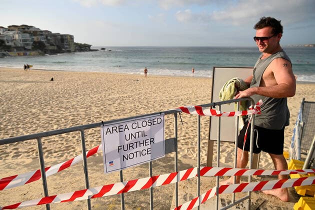 BONDI BEACH CORONAVIRUS CLOSURE, Beachgoers at sunrise at Bondi Beach in Sydney, Sunday, March 25, 2020. Beachgoers drew condemnation on Friday when tens of thousands of people flouted social distancing rules, which have been put in place in an effort to limit the spread of COVID-19. ( NO ARCHIVING, EDITORIAL USE ONLY, NO USE IN BOOKS WITHOUT CONSENT SYDNEY NSW AUSTRALIA  Copyright: xJOELxCARRETTx 20200322001458673712