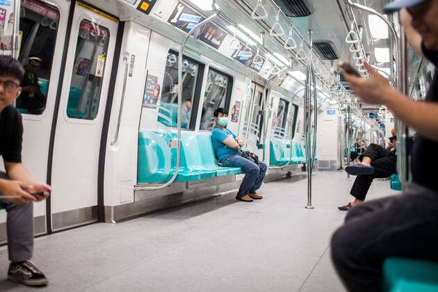 News Bilder des Tages March 21, 2020, Singapore, Singapore: A man wearing a protective face mask as a preventive measure, seated in an almost empty train during the corona pandemic..Singapore declared the COVID-19 outbreak as Code Orange on February 7, 2020 following the corona virus threat..Singapore™s Health Ministry recorded a total of 432 infections, 2 death and 140 recovered since the beginning of the outbreak. Singapore Singapore - ZUMAs197 20200321_zaa_s197_138 Copyright: xMaverickxAsiox