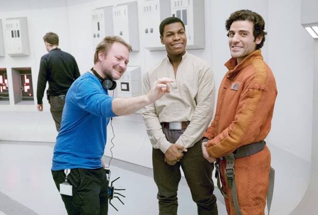 STAR WARS: THE LAST JEDI, from left: director Rian Johnson, John Boyega, Oscar Isaac, on set, 2017. ph: David James. Walt Disney Studios Motion Pictures Lucasfilm Ltd. Courtesy Everett Collection null !ACHTUNG AUFNAHMEDATUM GESCHÃ„TZT! PUBLICATIONXNOTxINxCANxCHNxFRAxITAxJPNxNORxPOLxRUSxESPxUKxUSA Copyright: xWaltxDisneyxCo. CourtesyxEverettxCollectionx MCDSTWA EC195