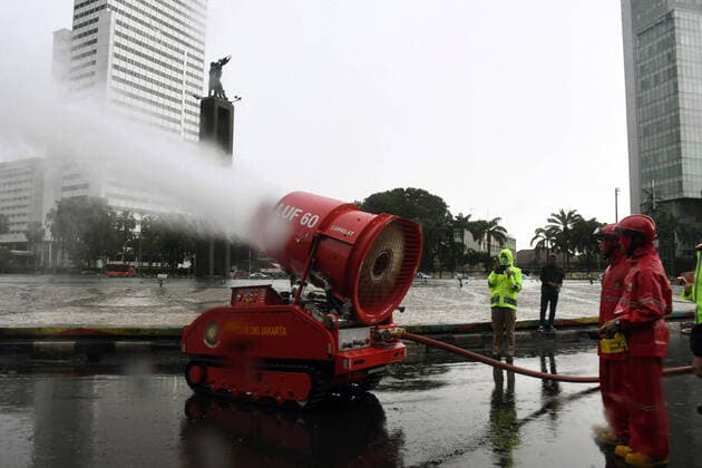 January 1, 2006, Jakarta, Jakarta, Indonesia: Firefighters spray disinfectant liquid in the Bundaran Hotel Indonesia area, Jakarta, on March, 22,2020. The Jakarta Provincial Government sprayed public facilities using disinfectant liquids in five areas of DKI Jakarta to prevent the spread of the Corona virus or COVID-19. Jakarta Indonesia - ZUMAr173 20060101_zip_r173_002 Copyright: xDasrilxRoszandix