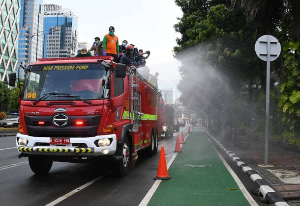January 1, 2006, Jakarta, Jakarta, Indonesia: Firefighters spray disinfectant liquid in the Bundaran Hotel Indonesia area, Jakarta, on March, 22,2020. The Jakarta Provincial Government sprayed public facilities using disinfectant liquids in five areas of DKI Jakarta to prevent the spread of the Corona virus or COVID-19. Jakarta Indonesia - ZUMAr173 20060101_zip_r173_012 Copyright: xDasrilxRoszandix