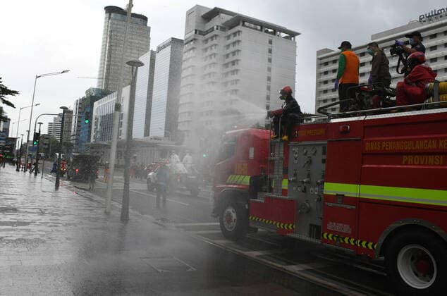 January 1, 2006, Jakarta, Jakarta, Indonesia: Firefighters spray disinfectant liquid in the Bundaran Hotel Indonesia area, Jakarta, on March, 22,2020. The Jakarta Provincial Government sprayed public facilities using disinfectant liquids in five areas of DKI Jakarta to prevent the spread of the Corona virus or COVID-19. Jakarta Indonesia - ZUMAr173 20060101_zip_r173_021 Copyright: xDasrilxRoszandix