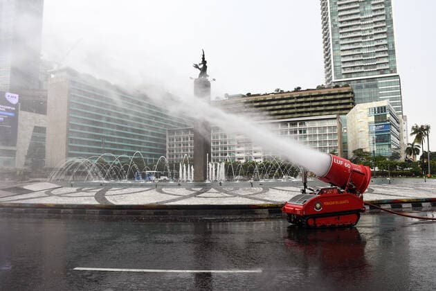 January 1, 2006, Jakarta, Jakarta, Indonesia: Firefighters spray disinfectant liquid in the Bundaran Hotel Indonesia area, Jakarta, on March, 22,2020. The Jakarta Provincial Government sprayed public facilities using disinfectant liquids in five areas of DKI Jakarta to prevent the spread of the Corona virus or COVID-19. Jakarta Indonesia - ZUMAr173 20060101_zip_r173_025 Copyright: xDasrilxRoszandix