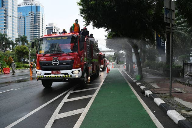 January 1, 2006, Jakarta, Jakarta, Indonesia: Firefighters spray disinfectant liquid in the Bundaran Hotel Indonesia area, Jakarta, on March, 22,2020. The Jakarta Provincial Government sprayed public facilities using disinfectant liquids in five areas of DKI Jakarta to prevent the spread of the Corona virus or COVID-19. Jakarta Indonesia - ZUMAr173 20060101_zip_r173_026 Copyright: xDasrilxRoszandix