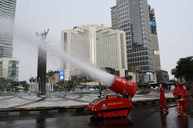 January 1, 2006, Jakarta, Jakarta, Indonesia: Firefighters spray disinfectant liquid in the Bundaran Hotel Indonesia area, Jakarta, on March, 22,2020. The Jakarta Provincial Government sprayed public facilities using disinfectant liquids in five areas of DKI Jakarta to prevent the spread of the Corona virus or COVID-19. Jakarta Indonesia - ZUMAr173 20060101_zip_r173_028 Copyright: xDasrilxRoszandix