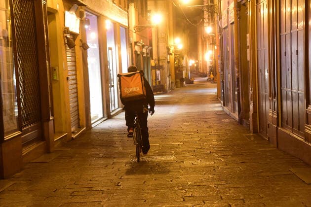 News Bilder des Tages (200321) -- BOLOGNA (ITALY), March 21, 2020 (Xinhua) -- A food delivery man rides a bicycle in Bologna, Italy, March 21, 2020. Italy reported 6,557 new cases of coronavirus on Saturday, raising the total to 53,578 since the pandemic first broke out in its north on Feb. 21, according to the latest data provided by the Civil Protection Department managing the COVID-19 emergency. (Photo by Gianni Schicchi Xinhua) ITALY-BOLOGNA-COVID-19-CASES 